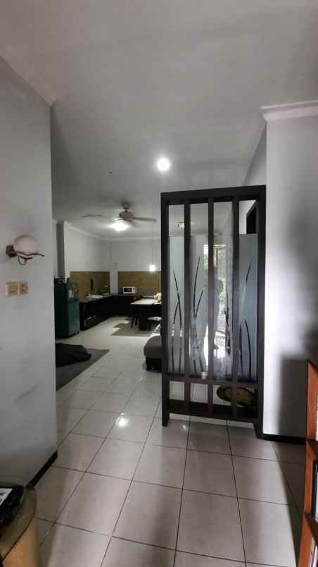 dijual rumah royal ketintang regency