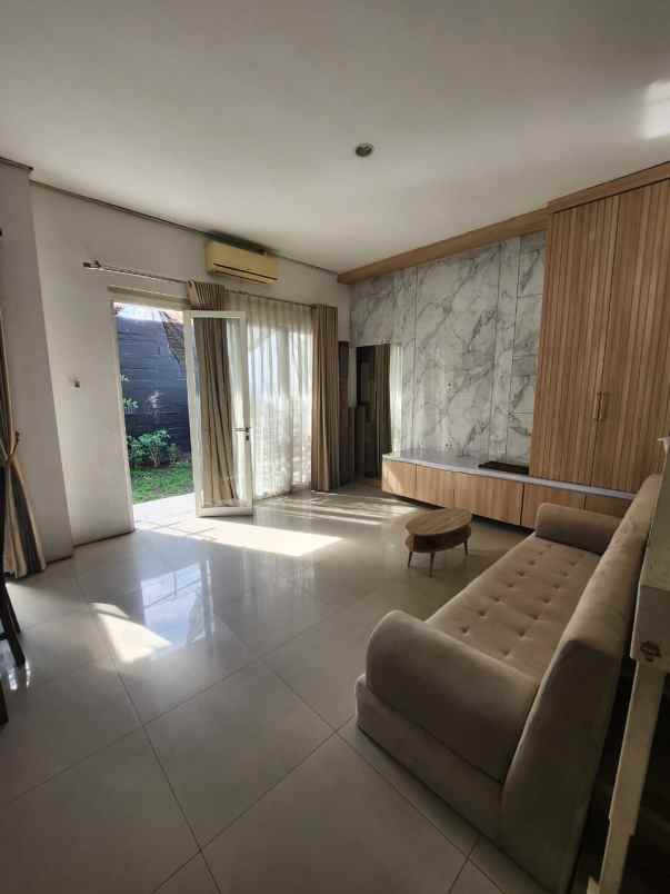 dijual rumah royal residence