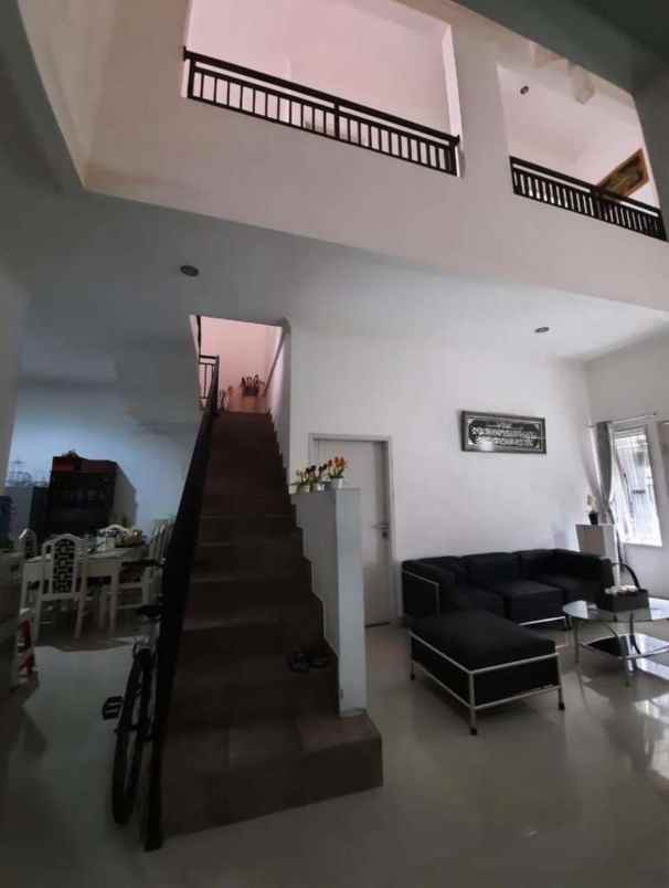 dijual rumah santosa asih