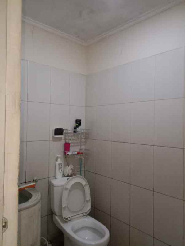 dijual rumah second di reni jaya pondok petir depok