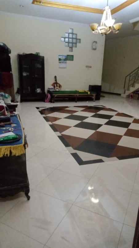 dijual rumah senen