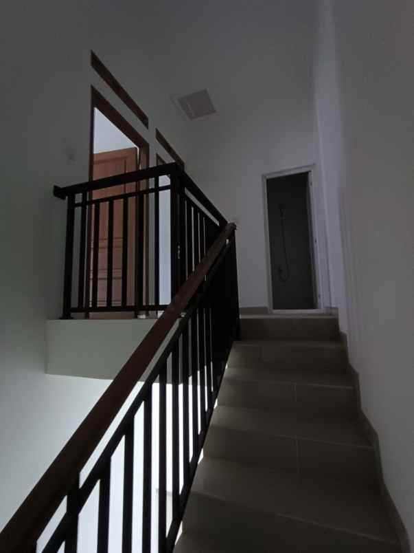 dijual rumah serua ciputat