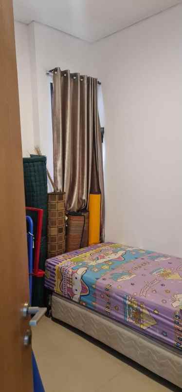 dijual rumah serua indah