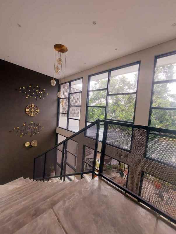 dijual rumah setrasari suryasumantri