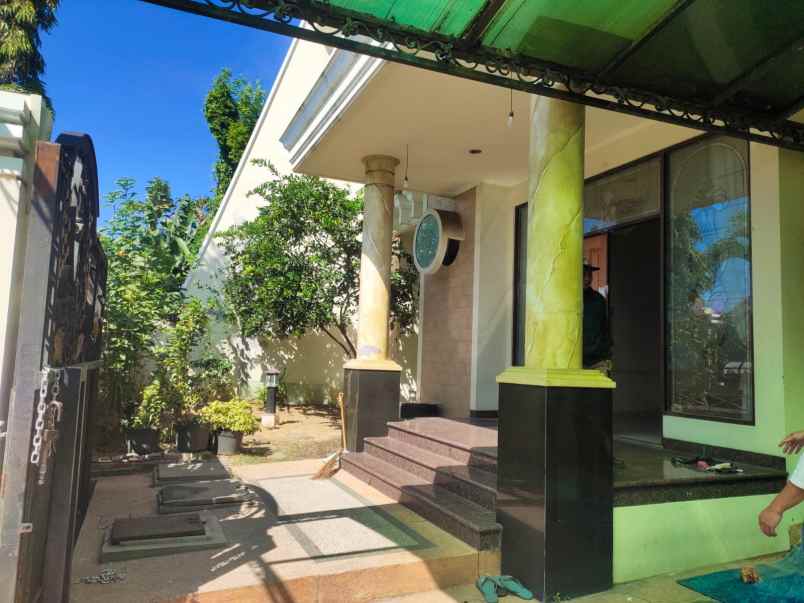 dijual rumah sutorejo