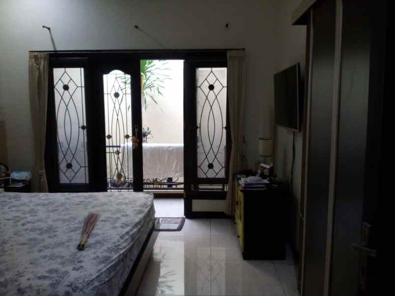 dijual rumah sutorejo