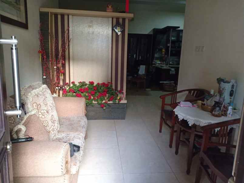 dijual rumah sutorejo