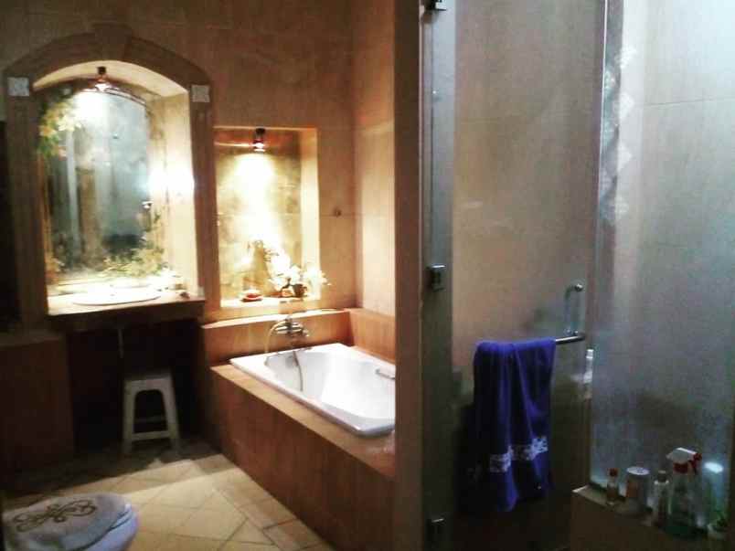 dijual rumah sutorejo