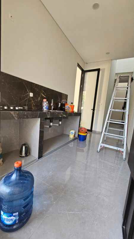 dijual rumah sutorejo