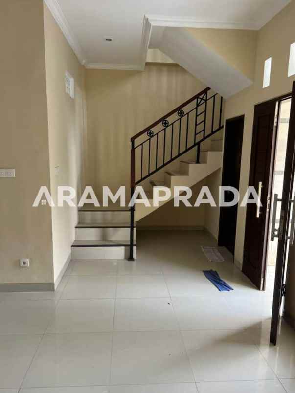 dijual rumah taman giri