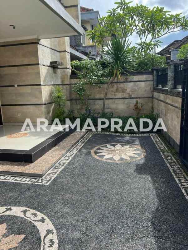 dijual rumah taman giri