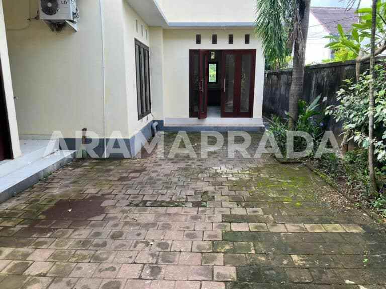 dijual rumah taman giri