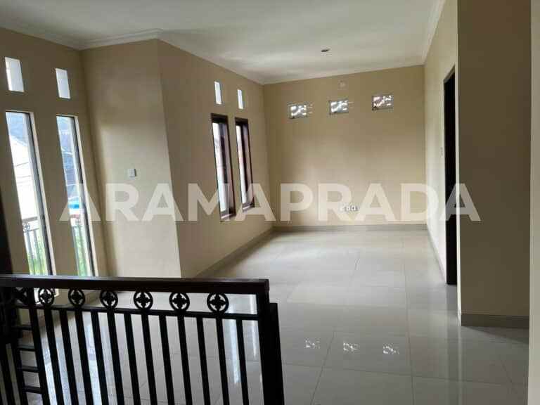 dijual rumah taman giri