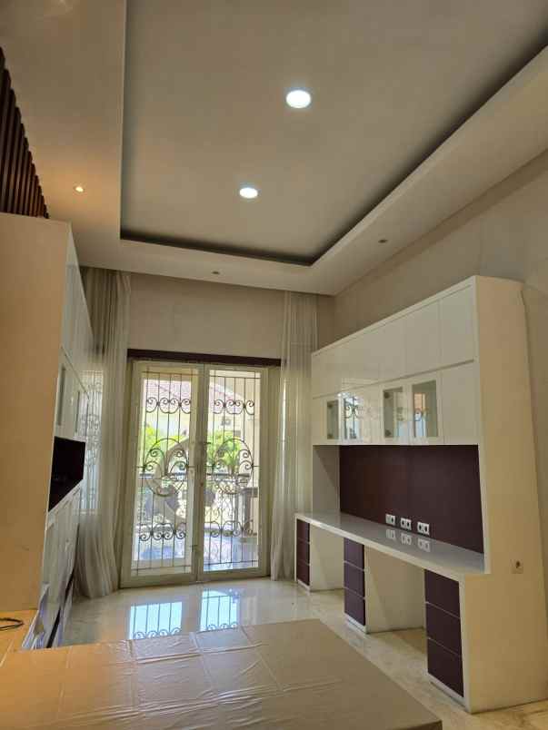 dijual rumah villa bukit mas