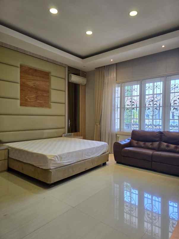 dijual rumah villa bukit mas