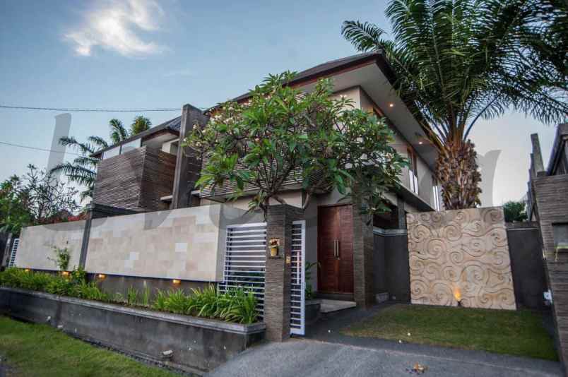 dijual villa dewi saraswati seminyak badung