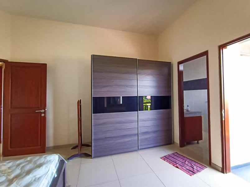 dijual villa jln batubelig