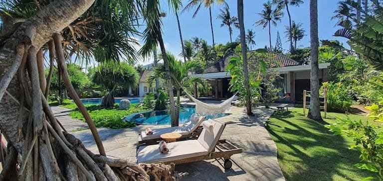 dijual villa mewah beachfront di candi dasa bali