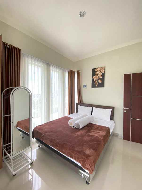 dijual villa villa kota batu dekat