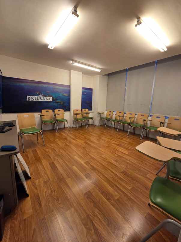 disewakan ruko strategis 3 lantai di raya jemursari