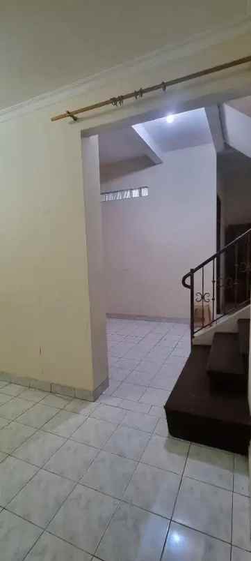 disewakan rumah 2 lantai di cirendeu