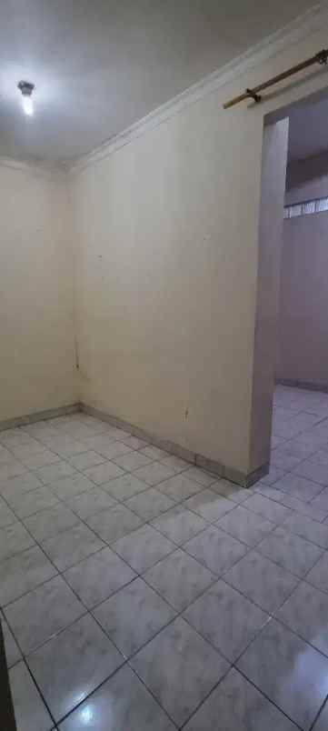 disewakan rumah 2 lantai di cirendeu