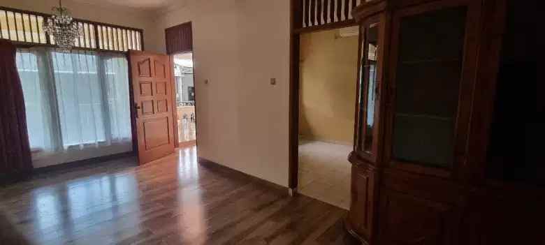 disewakan rumah 2 lantai di cirendeu