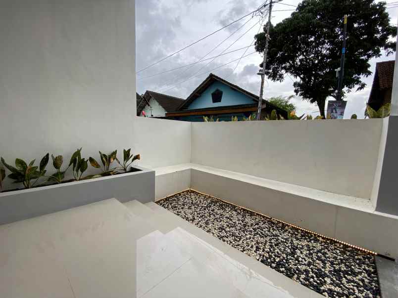 hunian modern minimalis dengan lingkungan tenang asri