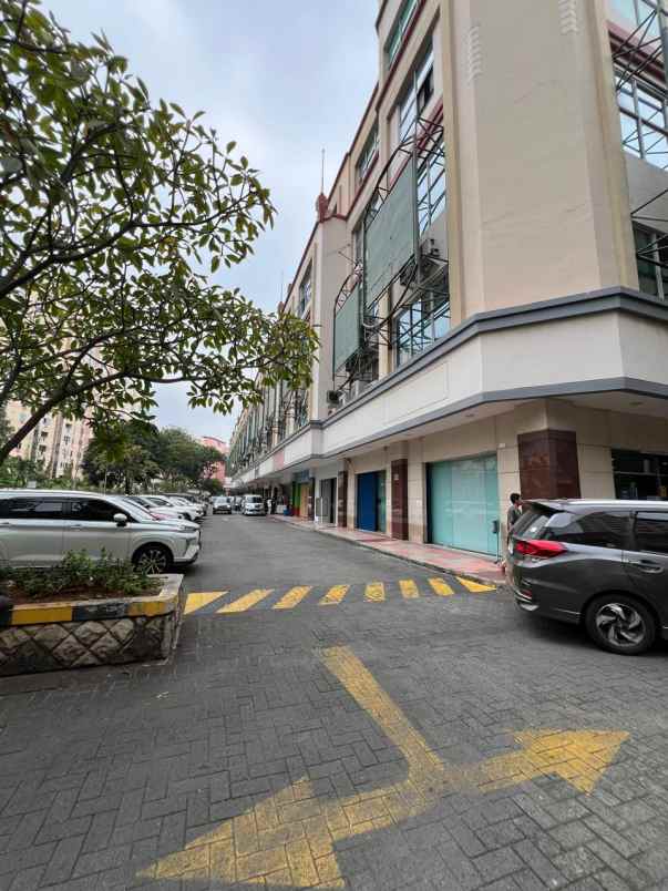 ruko di mall mangga dua jakut 4 lantai ada lift