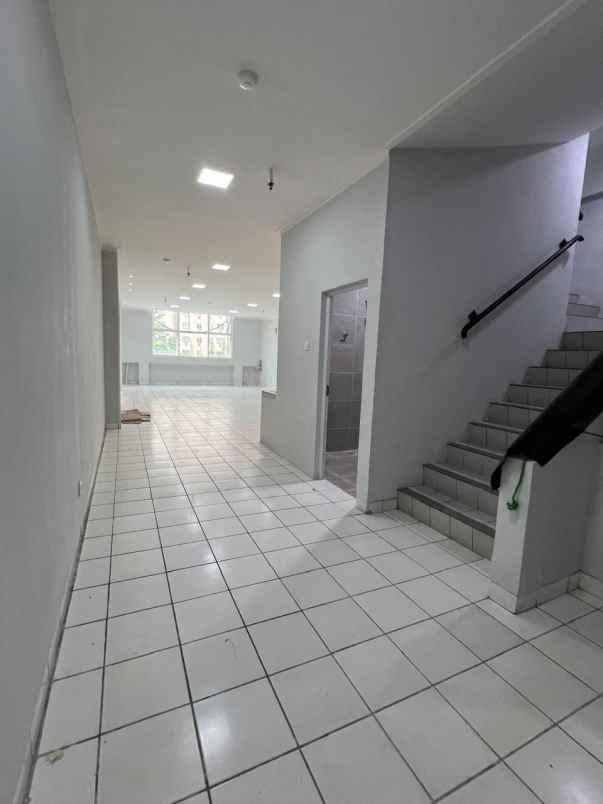 ruko di mall mangga dua jakut 4 lantai ada lift