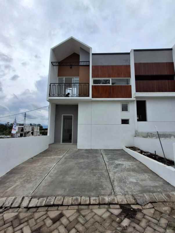 rumah 2 lantai lokasi di sekarpuro malang