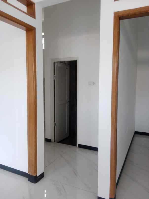 rumah 2 lantai siap huni