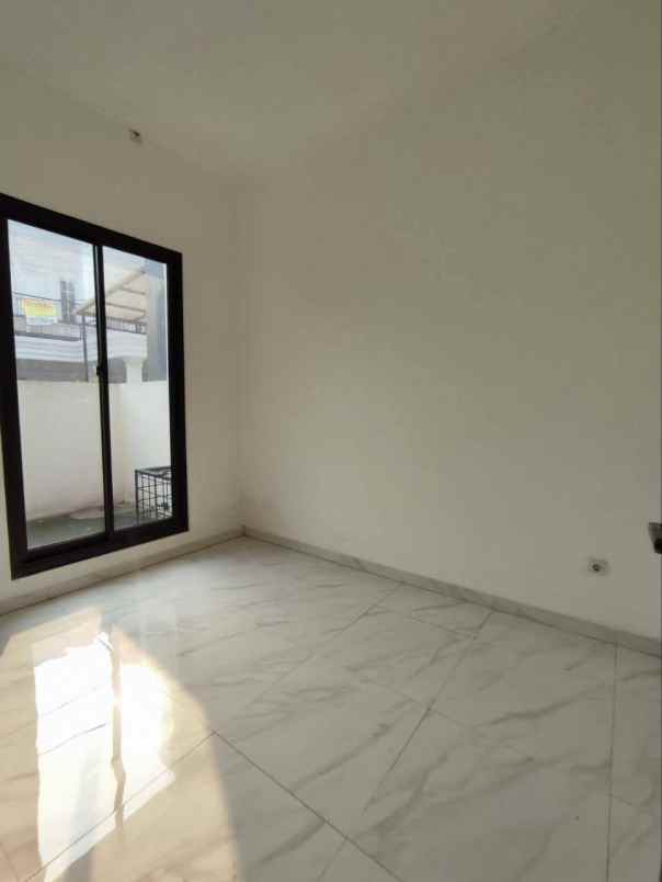 rumah baru dalam cluster di meruya park jakbar