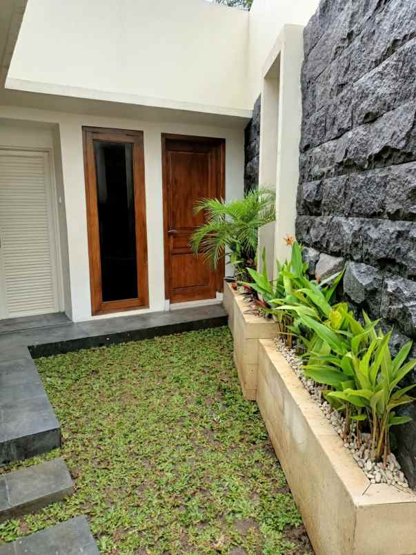 rumah cantik bonus taman cantik dan kanopi