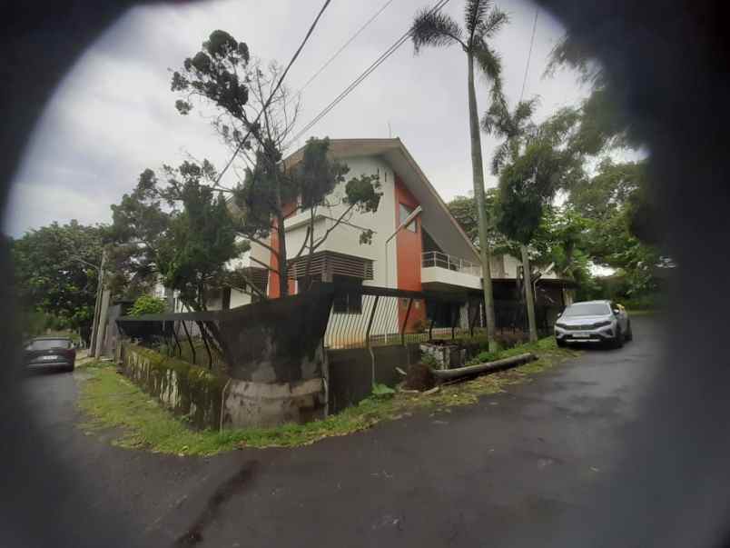 rumah di area strategis cinere