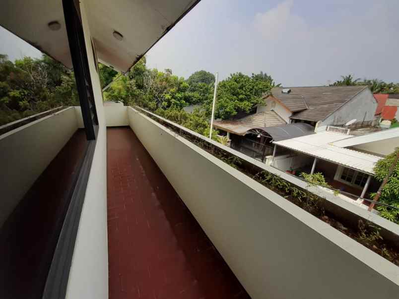 rumah di area strategis cinere