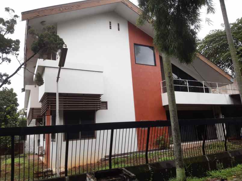 rumah di area strategis cinere