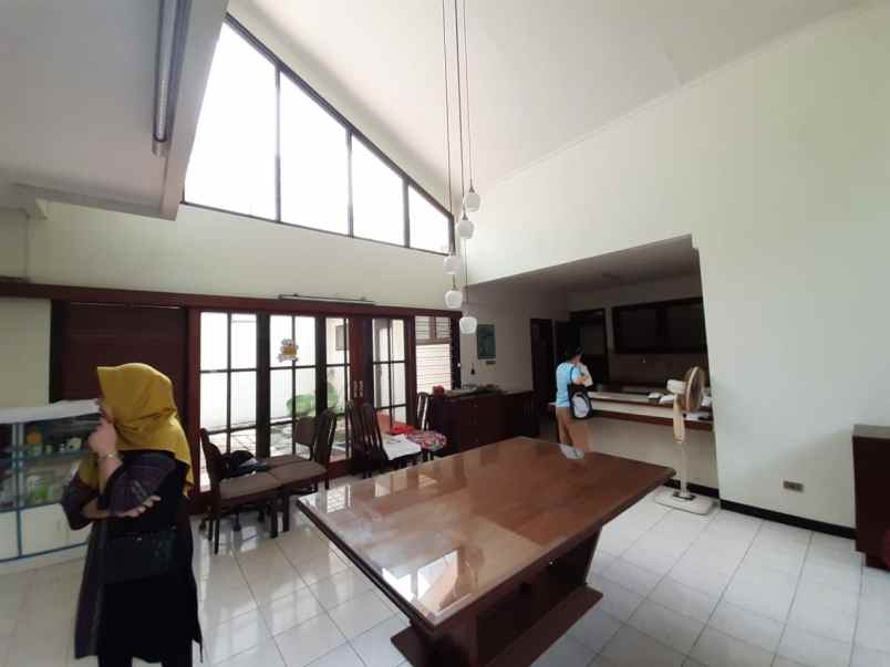 rumah di area strategis cinere