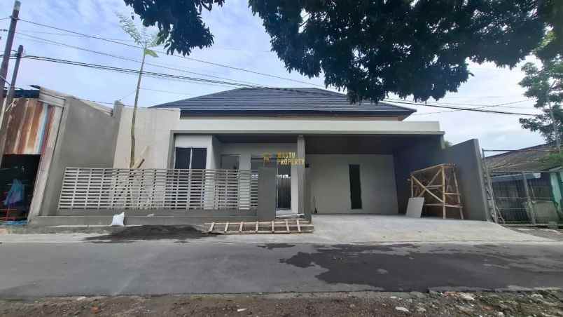 rumah full furnished di area favorit purwomartani
