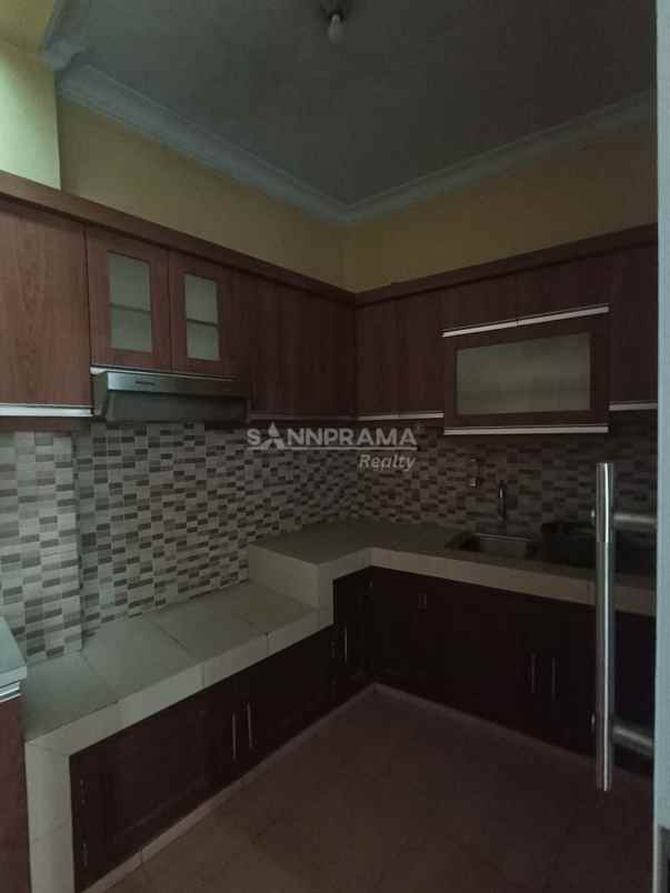 rumah lahan luas di bella casa depok dekat tip top