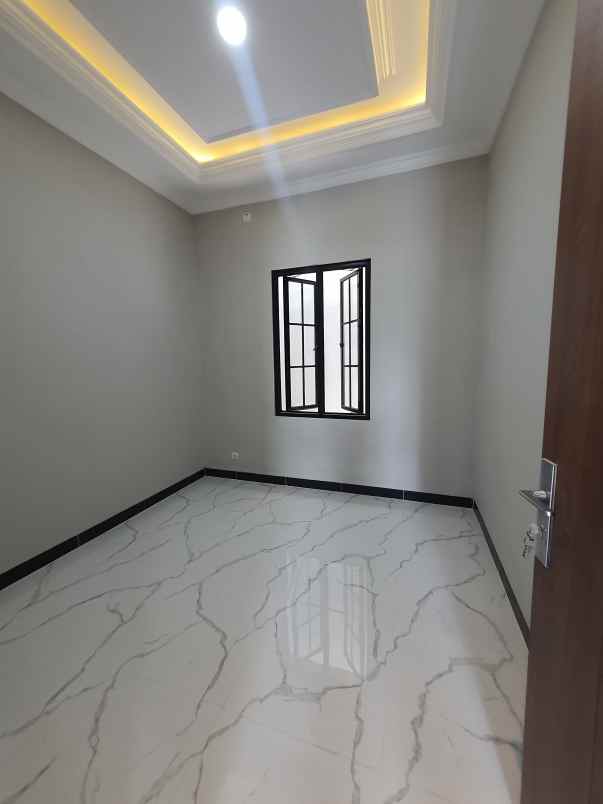 rumah mewah 2 lantai lokasi dekat stasiun depok