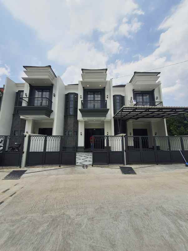 rumah mewah 2 lantai lokasi dekat stasiun depok