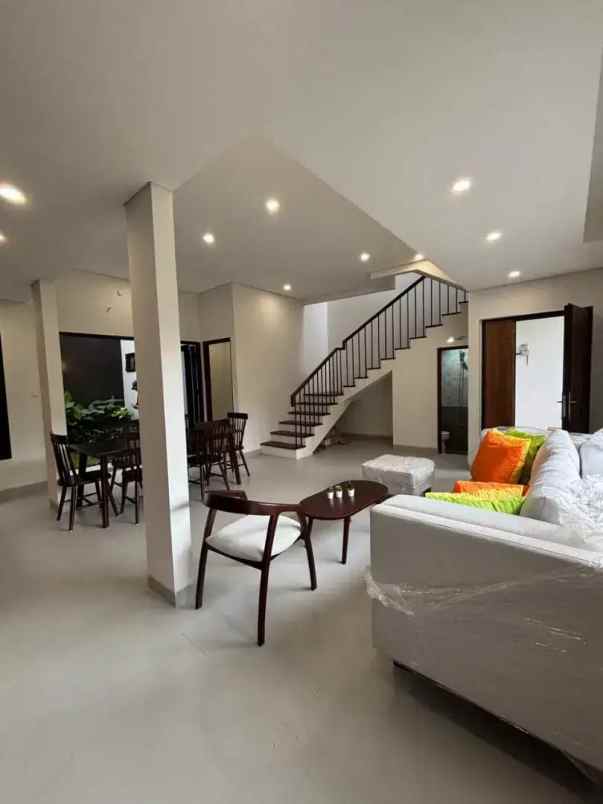 rumah mewah baru siap huni di duren sawit jaktim