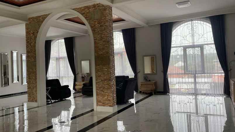 rumah mewah dan megah 2 lantai lantai granit mewah