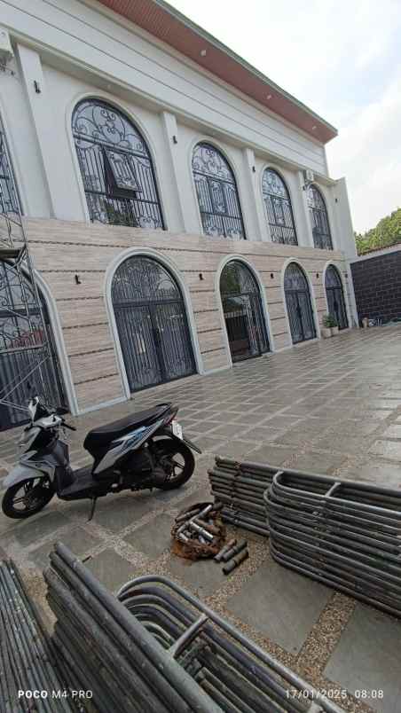 rumah mewah dan megah 2 lantai lantai granit mewah