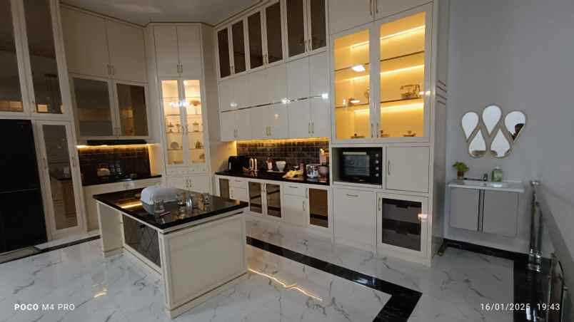 rumah mewah dan megah 2 lantai lantai granit mewah