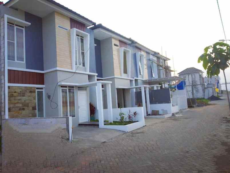 rumah modern 2 lantai dekat smkn 11 malang