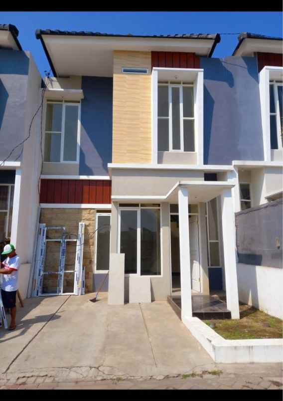 rumah modern 2 lantai dekat smkn 11 malang