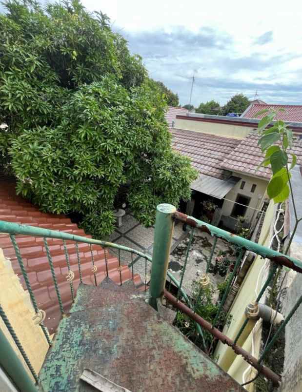 rumah second 2 lantai besar dan mewah di pitara depok