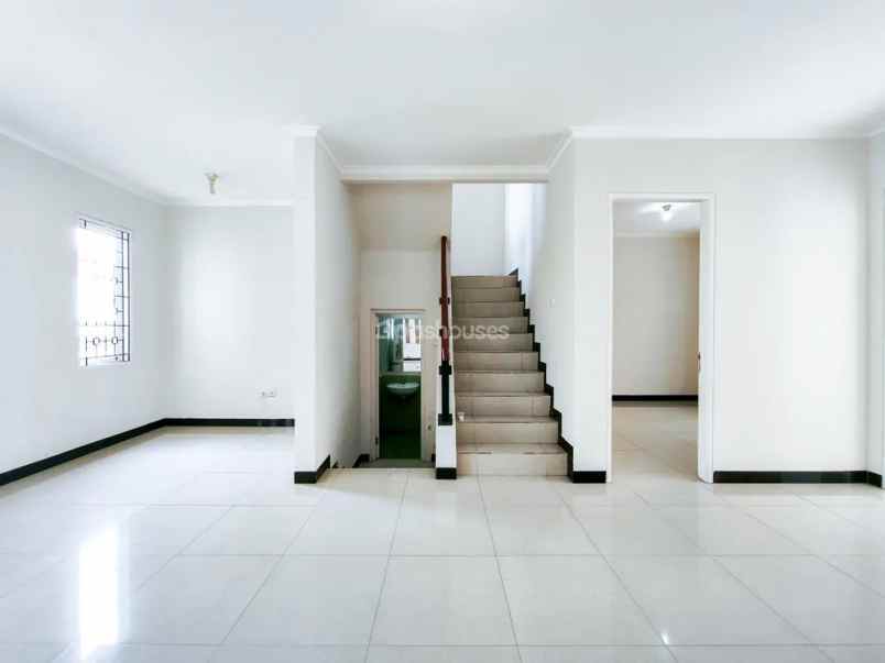 rumah siap huni apik terawat di legenda wisata cibubur